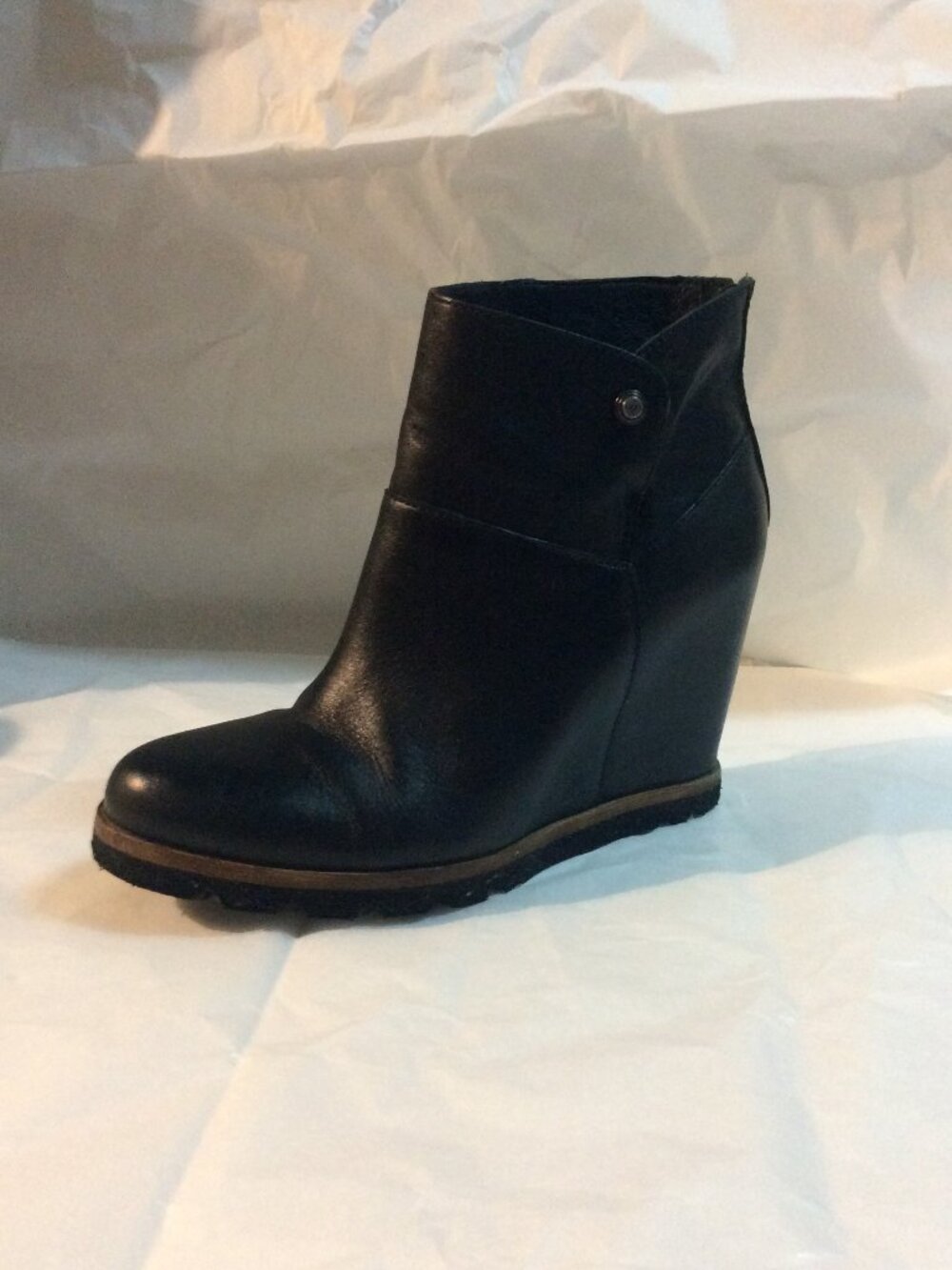 UGG Smooth Leather Amal Hidden Wedge Ankle Booties Size 6